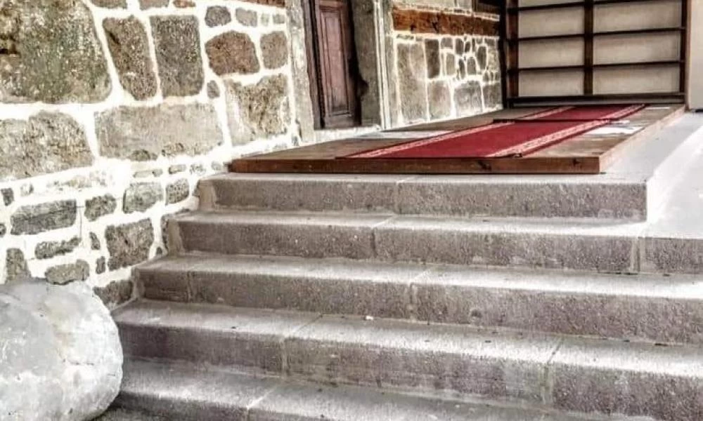 Μίσος Τούρκων! Τζαμί στην Άγκυρα με σταυρό στην είσοδο για να τον πατάνε οι ισλαμιστές